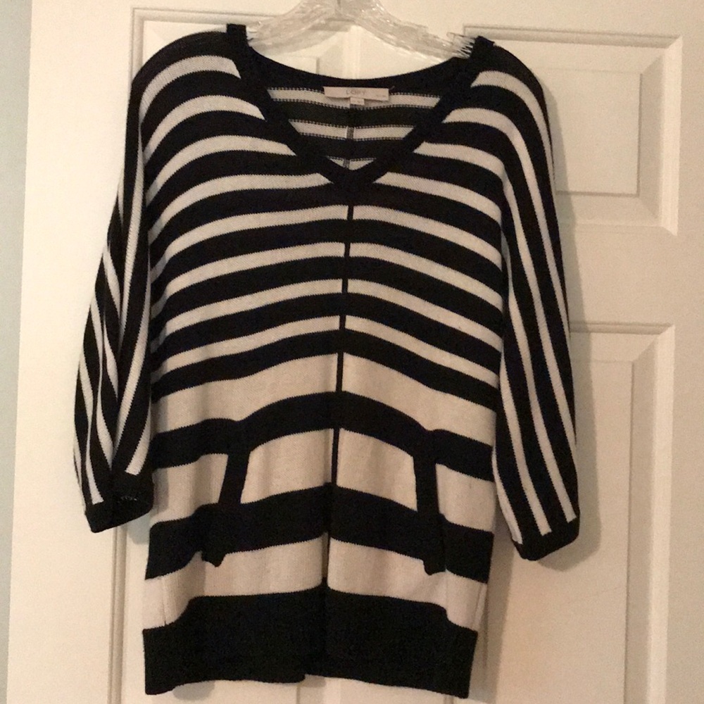 Loose fit V-neck sweater.